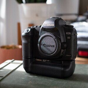 Canon 5D Mark ii Body with BG-E6 Battery Grip